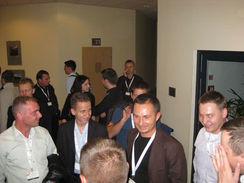 Kaspar Szymanski otoczony przez grupę pozycjonerów na Google Day 2008